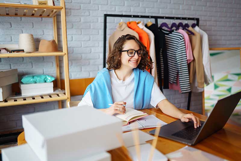 oung woman takes notes of orders from with laptop.